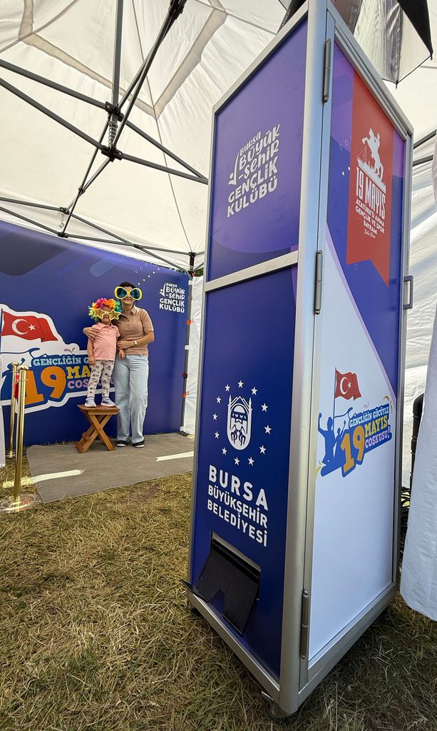 Bursa'da büyükşehir açıkhava etkinliğinde photobooth alanı